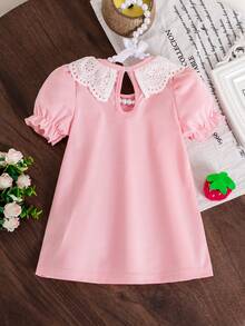 SHEIN Playful Pals Kleinkind Mädchen Rosa Kleid, süßer Peterpan-Kragen, Puffärmel, 3D Erdbeere Stickerei Kleid, geeignet für Lässig, Urlaub, Alltag - Pink - Übersicht 2