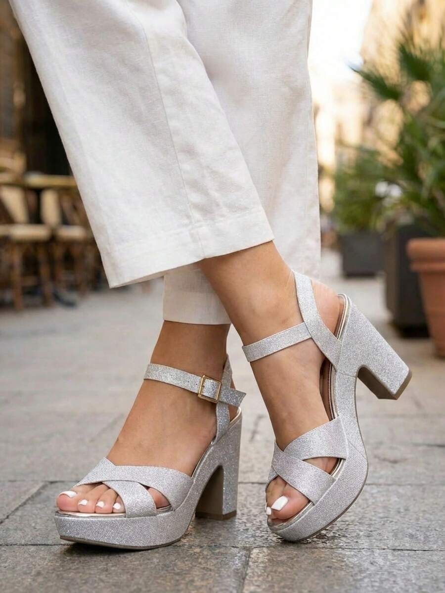 sandalias de plataforma para mujer presentan una suela gruesa, tacón elevado, diseño robusto y estilo versátil. Son ideales para ocasiones como salidas informales, eventos al aire libre, cenas elegantes o festivales, ofreciendo altura y comodidad sin sacrificar el estilo. - Plateado - Ver 1
