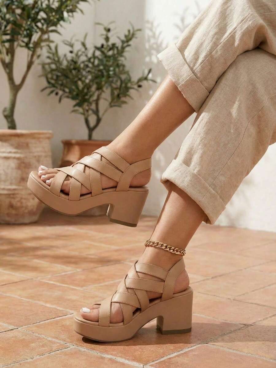 Las sandalias de tacón para mujer presentan un diseño elegante, con tacón estilizado, suela firme y detalles sofisticados. Son ideales para ocasiones como cenas formales, bodas, fiestas, eventos de noche o reuniones de trabajo que requieren un toque de distinción. - Marrón - Ver 1