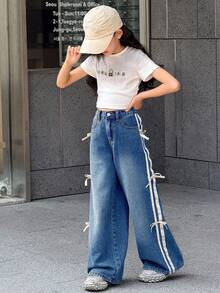SHEIN 少女Y2K时尚侧条纹蝴蝶结宽松复古水洗休闲牛仔直筒阔腿牛仔裤，斜插口袋设计，适合女孩夏季、秋季假期穿着，也适合日常出行、户外活动、居家、早午餐、下午茶、通勤、机场穿着，以及秋季返校、乡村音乐会等场合。 - 中等水洗藍 - 查看 3