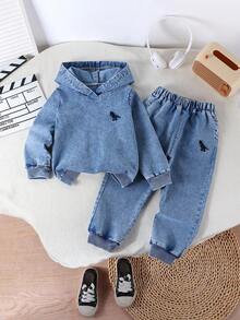 Mirajuku Conjunto de dos piezas de mezclilla para niño pequeño para primavera y otoño, con un tono azul desgastado suave como tono principal. Este conjunto de estilo callejero retro combina elementos de moda casual y académica, mostrando una textura vintage desgastada que se aleja de la rigidez tradicional del denim, resaltando la inocencia y el estilo moderno. - Lavado ligero - Ver 1