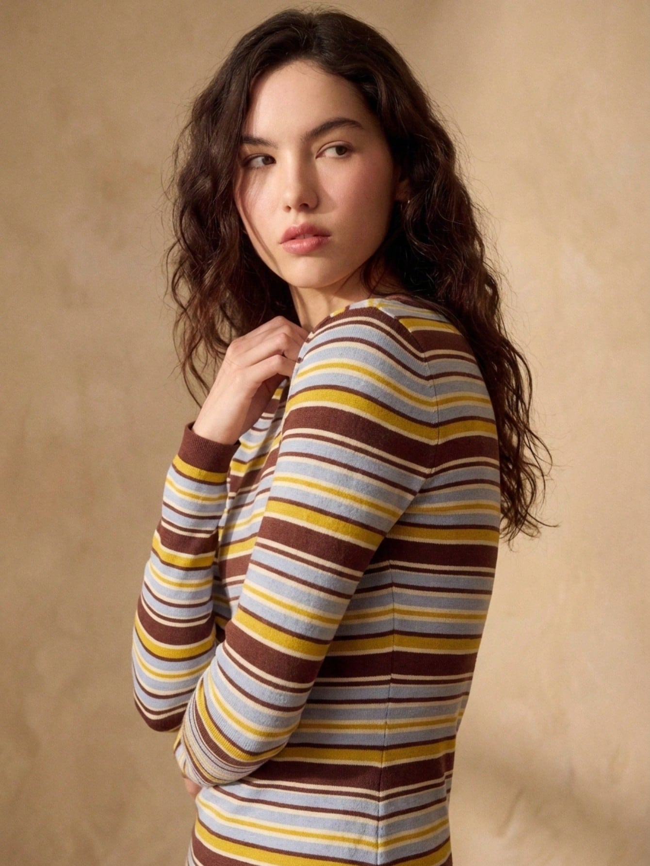 Abito a maniche lunghe in maglia morbida a righe marrone cioccolato, giallo burro e azzurro cielo con scollo a barca