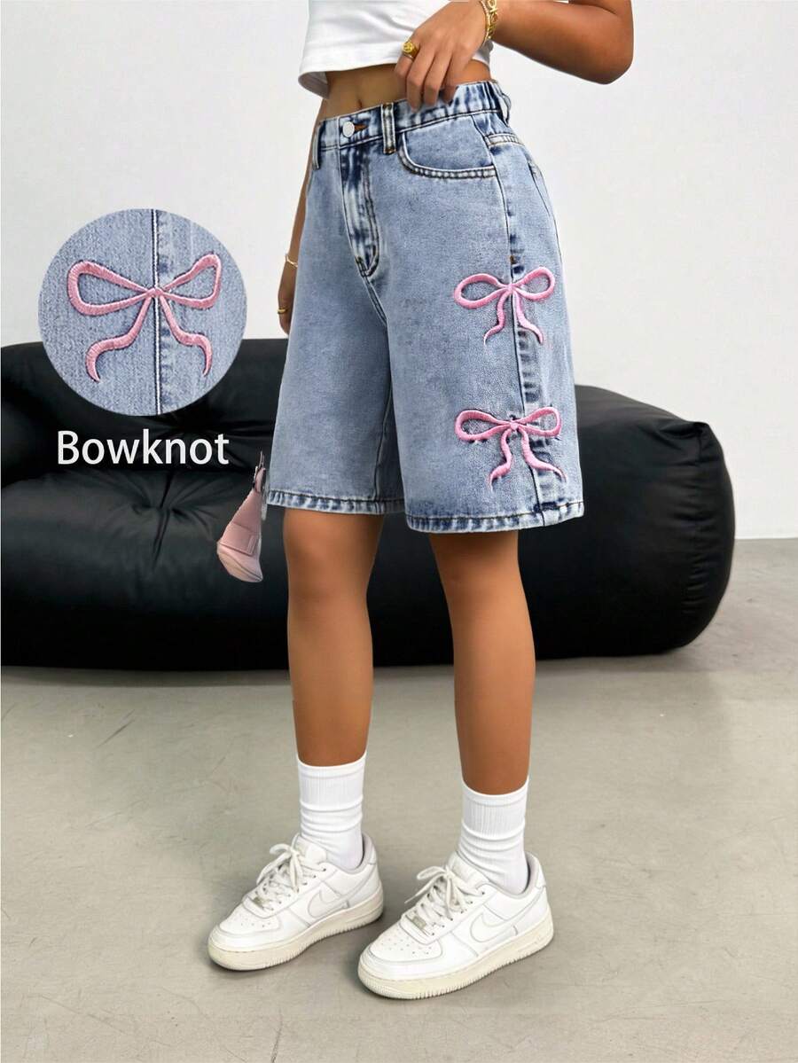 SHEIN 少女时尚休闲 Y2K 复古酷炫街头清新可爱粉色爱心刺绣图案宽松阔腿牛仔短裤，斜插口袋设计，夏季休闲短裤，酷炫街头风，适合演唱会、锐舞派对、毕业典礼等日常穿着，也适合春夏锐舞派对和街头穿着。 - 藍色 - 查看 1