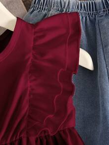 SHEIN Genkimix Kids 两件套：少女可爱简约休闲荷叶边无袖上衣和时尚铆钉牛仔裤 - 酒紅色 - 查看 5