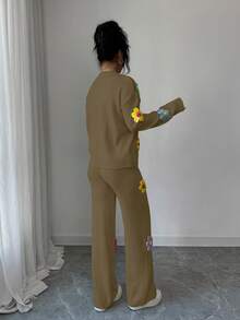 Selianne 女士黑色圆领落肩3D花朵套头毛衣搭配3D花朵直筒毛衣裤 - 棕色 - 查看 2