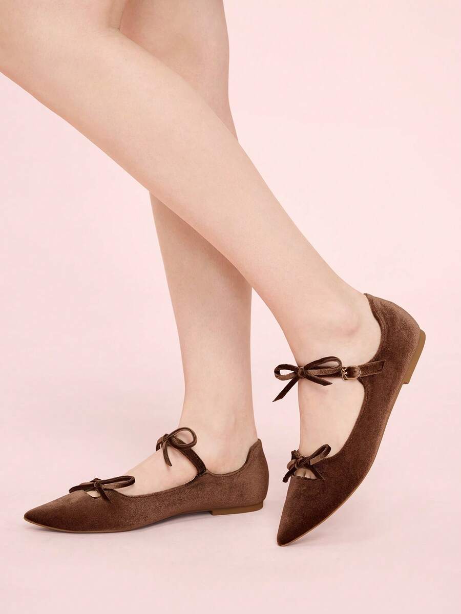 CUCCOO DOLLMOD Sepatu Kasual Serbaguna untuk Sehari-hari Wanita dengan Ujung Lancip, Hiasan Pita, dan Desain Gesper, Cocok untuk Natal. - Coklat - View 1