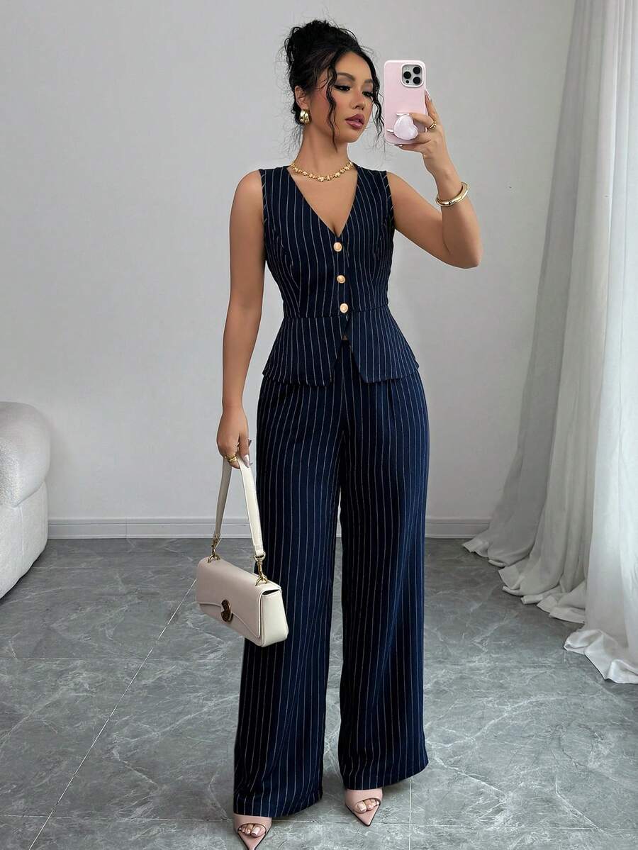 SHEIN Elenzya Bộ vest nữ công sở kẻ sọc xanh hải quân và trắng mới, thiết kế chữ A thắt eo, áo vest không tay kẻ sọc thanh lịch, phù hợp cho đi làm hàng ngày, phong cách đường phố Pháp cổ điển, thích hợp cho mùa hè, ngày Quốc khánh, lễ tốt nghiệp, mùa tựu trường. Trang phục nữ mùa thu có điểm nhấn là cúc kim loại, tinh tế và sang trọng, phù hợp cho văn phòng, đi làm, phong cách đường phố, phong cách lãng mạn Pháp, thường ngày, phong cách cổ điển Trung Đông, tiệc trà chiều, tiệc tùng, Lễ Tạ ơn, mùa tựu trường và trang phục mùa xuân/hè. - Màu xanh lam - Xem 1