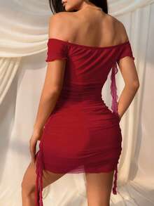 SHEIN EZwear Vestido mini ajustado sexy de hombros descubiertos con pliegues de unicolor - Rojo - Ver 2