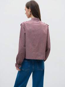 Nöista 这款格纹长袖衬衫饰有荷叶边和纽扣前襟，廓形宽松又不失女性柔美。它是一款百搭的休闲衬衫，非常适合作为春季上衣、夏季衬衫或度假装。无论是日常穿着、外出造型还是情人节装扮，它都能轻松搭配牛仔裤或裙子，完美融合休闲优雅与一丝Y2K复古风情。 - 紅色 - 查看 2
