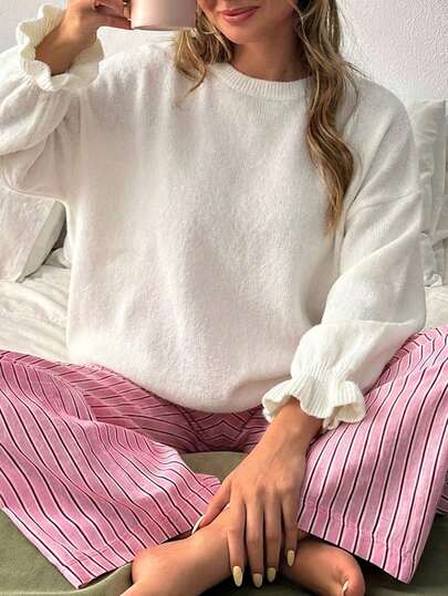 Pull tricoté doux et oversize avec manches à volants et col rond dans un rose vif