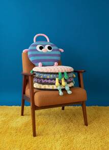 Joivida 这款可爱又奇特的坐垫，印有卡通大眼睛怪兽图案，底部采用防滑设计，由优质材料制成，适用于各种场景，是送给朋友和家人的礼物。 - 搞怪座墊 - 查看 4