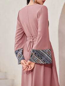 Al Najma 女士端庄优雅几何印花撞色滚边喇叭袖收腰阿拉伯传统长裙 - 粉色 - 查看 6