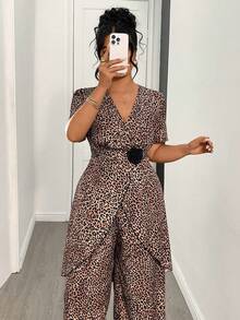 SHEIN Clasi CURVE Conjunto elegante de 2 piezas para mujer talla grande con top de manga corta, cuello en V, estampado de leopardo y decoración floral, y pantalones - Multicolor - Ver 4