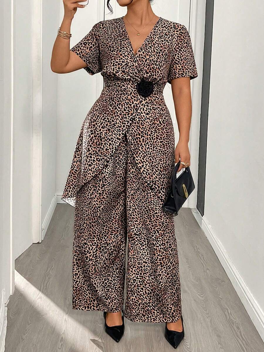 SHEIN Clasi CURVE Conjunto elegante de 2 piezas para mujer talla grande con top de manga corta, cuello en V, estampado de leopardo y decoración floral, y pantalones - Multicolor - Ver 1