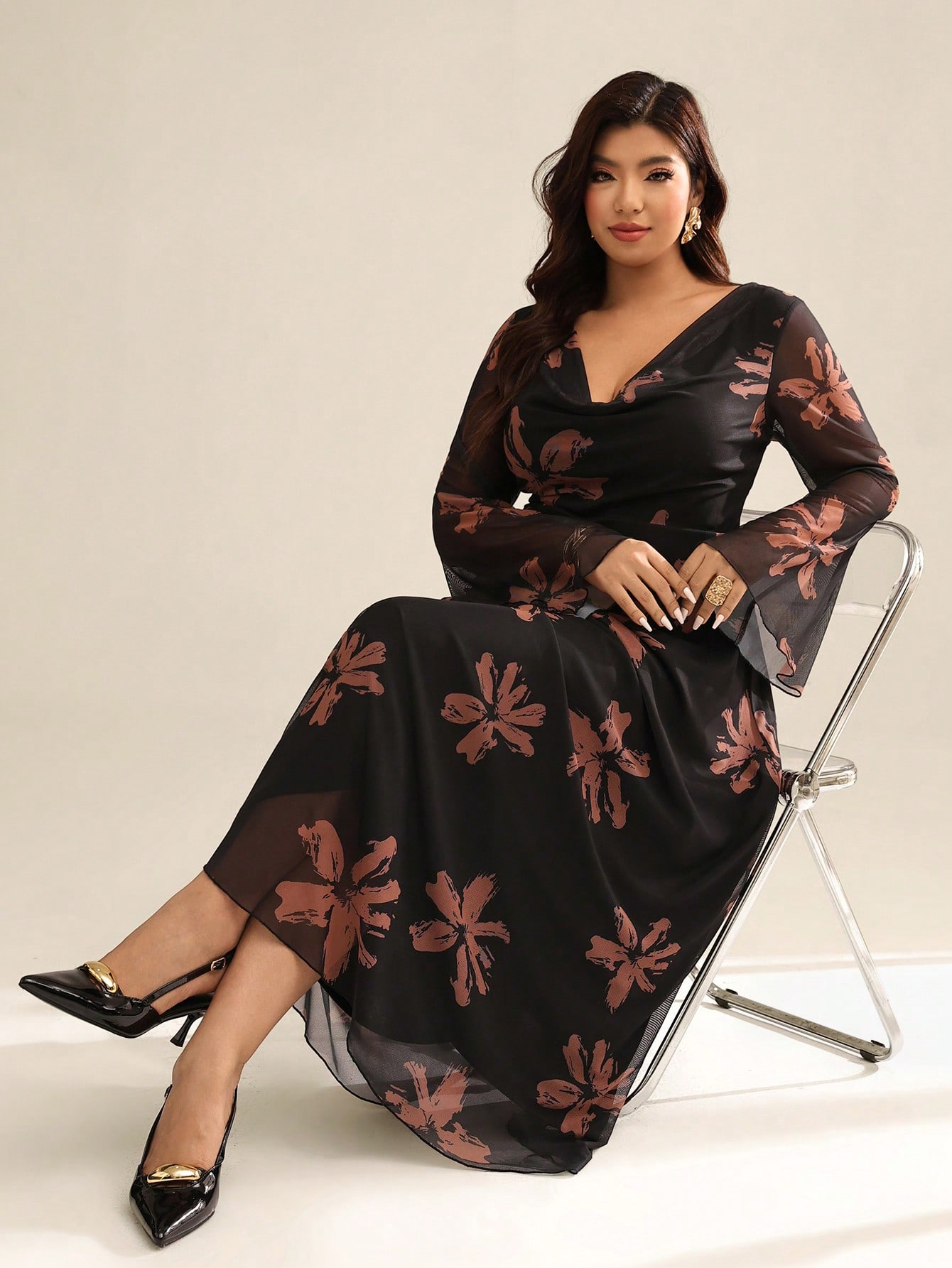 Auralis فستان طويل الأكمام بأكمام واسعة مزخرف بالأ...