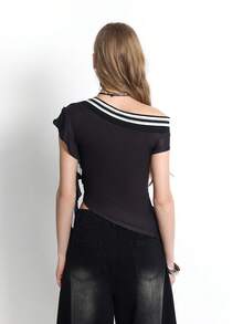 Bloopia Áo croptop dệt kim tay ngắn dáng ôm, bất đối xứng, có bèo nhún dành cho nữ. - màu đen - Xem 2