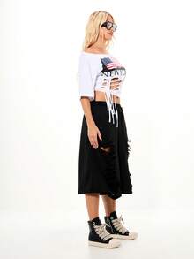 SUMWON WOMEN Áo crop top tay dài in hình cờ Mỹ, kiểu dáng trễ vai, buộc dây, chất liệu rách. - trắng - Xem 5