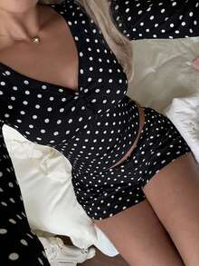 CovetEZ 女士波点印花V领休闲上衣短裤两件套 可爱两件套 女士两件套 短款两件套 长袖两件套 舒适两件套 长袖两件套 可爱两件套 女士两件套 短款两件套 舒适两件套 - 黑色 - 查看 3