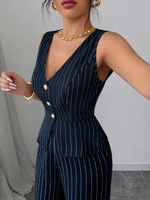 SHEIN Elenzya Bộ vest nữ công sở kẻ sọc xanh hải quân và trắng mới, thiết kế chữ A thắt eo, áo vest không tay kẻ sọc thanh lịch, phù hợp cho đi làm hàng ngày, phong cách đường phố Pháp cổ điển, thích hợp cho mùa hè, ngày Quốc khánh, lễ tốt nghiệp, mùa tựu trường. Trang phục nữ mùa thu có điểm nhấn là cúc kim loại, tinh tế và sang trọng, phù hợp cho văn phòng, đi làm, phong cách đường phố, phong cách lãng mạn Pháp, thường ngày, phong cách cổ điển Trung Đông, tiệc trà chiều, tiệc tùng, Lễ Tạ ơn, mùa tựu trường và trang phục mùa xuân/hè. - Màu xanh lam - Xem 3