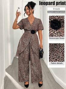 SHEIN Clasi CURVE Conjunto elegante de 2 piezas para mujer talla grande con top de manga corta, cuello en V, estampado de leopardo y decoración floral, y pantalones - Multicolor - Ver 6