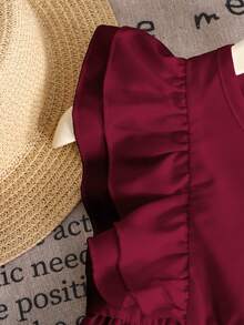 SHEIN Genkimix Kids 两件套：少女可爱简约休闲荷叶边无袖上衣和时尚铆钉牛仔裤 - 酒紅色 - 查看 4