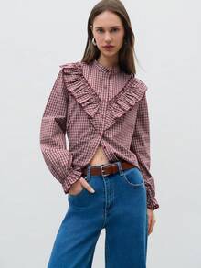 Nöista 这款格纹长袖衬衫饰有荷叶边和纽扣前襟，廓形宽松又不失女性柔美。它是一款百搭的休闲衬衫，非常适合作为春季上衣、夏季衬衫或度假装。无论是日常穿着、外出造型还是情人节装扮，它都能轻松搭配牛仔裤或裙子，完美融合休闲优雅与一丝Y2K复古风情。 - 紅色 - 查看 4