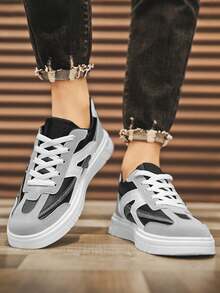 Zapatos de skate de moda para hombre, zapatos de tenis con bloques de color para hombre, zapatos casuales con cordones con bloques de color, zapatos planos con cordones de material PU, zapatos de skate clásicos para hombre, adecuados para estudiantes y adolescentes, adecuados para caminar, deportes, actividades, fitness, citas y uso diario. - Gris negro - Ver 2