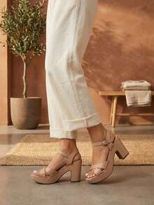 sandalias de plataforma para mujer presentan una suela gruesa, tacón elevado, diseño robusto y estilo versátil. Son ideales para ocasiones como salidas informales, eventos al aire libre, cenas elegantes o festivales, ofreciendo altura y comodidad sin sacrificar el estilo. - Beis - Ver 3