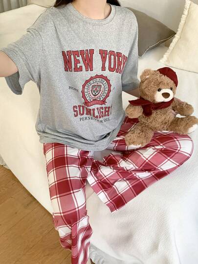 SHEIN Bộ đồ ngủ cho bé gái tuổi teen, kiểu dáng đơn giản với áo in chữ và quần kẻ caro, in kỹ thuật số, thích hợp mặc ở nhà, cổ tròn, thoải mái và thời trang, phù hợp cho mùa xuân và mùa hè.