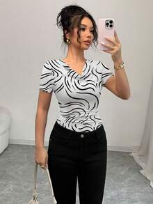 Elenzga 优雅女士休闲抽象线条印花垂褶领口不对称肩部百搭T恤，时尚白色T恤，适合日常穿着，春夏款