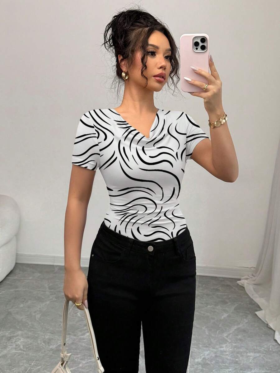 Elenzga 优雅女士休闲抽象线条印花垂褶领口不对称肩部百搭T恤，时尚白色T恤，适合日常穿着，春夏款
