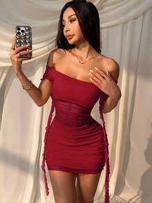 SHEIN EZwear Vestido mini ajustado sexy de hombros descubiertos con pliegues de unicolor - Rojo - Ver 6