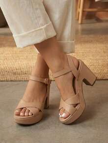 sandalias de plataforma para mujer presentan una suela gruesa, tacón elevado, diseño robusto y estilo versátil. Son ideales para ocasiones como salidas informales, eventos al aire libre, cenas elegantes o festivales, ofreciendo altura y comodidad sin sacrificar el estilo. - Beis - Ver 2