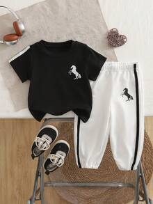 Playful Pals 两件套男婴休闲简约白色圆领短袖上衣和黑色长裤套装，适合户外运动和跑步 - 黑與白 - 查看 3