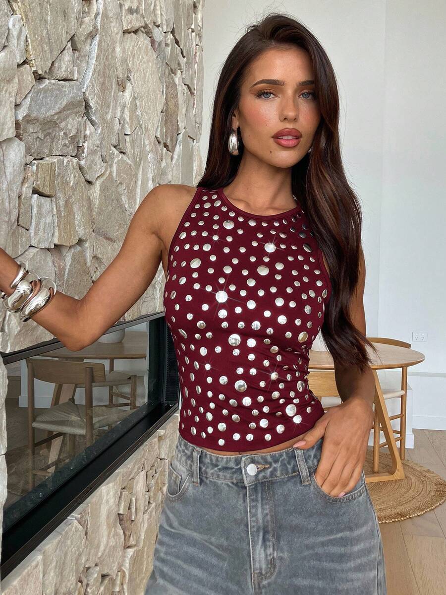 Aloruh Áo crop top hở vai cổ tròn đính đinh tán thời trang Y2K dành cho nữ - Màu Đỏ Sâu - Xem 1