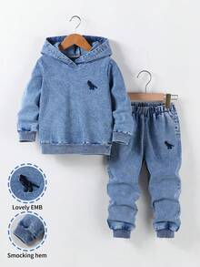 Mirajuku Conjunto de dos piezas de mezclilla para niño pequeño para primavera y otoño, con un tono azul desgastado suave como tono principal. Este conjunto de estilo callejero retro combina elementos de moda casual y académica, mostrando una textura vintage desgastada que se aleja de la rigidez tradicional del denim, resaltando la inocencia y el estilo moderno. - Lavado ligero - Ver 3