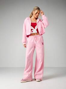Missguided x Playboy Quần jogger ống rộng họa tiết trái tim, có dây rút ở eo và túi bên hông, mang lại sự thoải mái thường ngày. - Màu Hồng baby - Xem 4