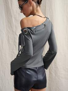 SHEIN ICON Camiseta da Moda Feminina Y2K Cinza Gótica de Cor Sólida com Design Assimétrico de Ombro Flare e Manga com Ilhós Torcidos - Cinza - Visão 1