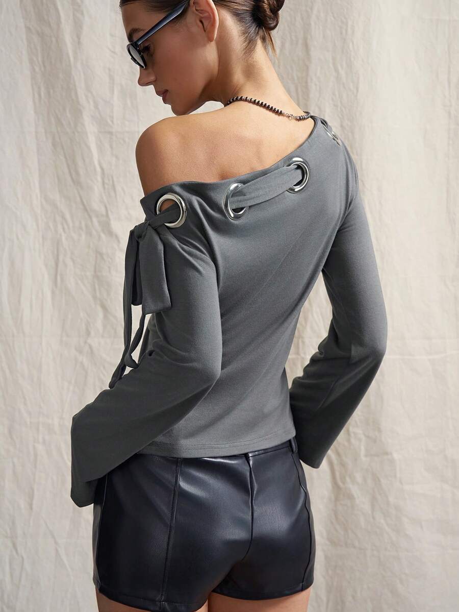 SHEIN ICON Camiseta da Moda Feminina Y2K Cinza Gótica de Cor Sólida com Design Assimétrico de Ombro Flare e Manga com Ilhós Torcidos - Cinza - Visão 1