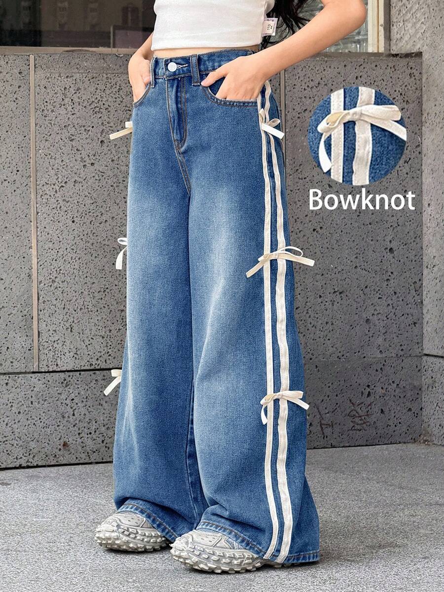 SHEIN 少女Y2K时尚侧条纹蝴蝶结宽松复古水洗休闲牛仔直筒阔腿牛仔裤，斜插口袋设计，适合女孩夏季、秋季假期穿着，也适合日常出行、户外活动、居家、早午餐、下午茶、通勤、机场穿着，以及秋季返校、乡村音乐会等场合。 - 中等水洗藍 - 查看 1
