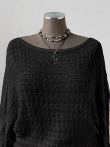 Sunspun Áo len nữ cỡ lớn phong cách Bohemian/Y2K khoét rỗng, màu trơn, tay loe, dài tay, thích hợp cho kỳ nghỉ, phù hợp cho mọi mùa, áo kiểu Gothic, áo len cổ thuyền màu đen trơn cỡ lớn, kiểu dáng thường ngày, áo len đen cỡ lớn thời trang với cổ thuyền, họa tiết gân, vai rớt, tay dài đến cổ tay và chất liệu hơi xuyên thấu. - màu đen - Xem 4