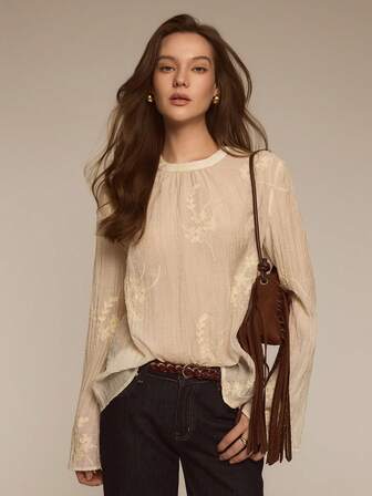 ATUI Studio חולצה אופנתית רופפת עם צווארון עגול ורקמה פרחונית לנשים