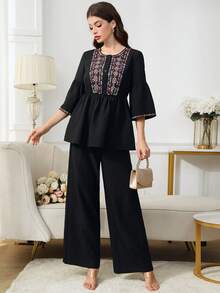 Al Najma 女士几何刺绣七分喇叭袖娃娃衫上衣及宽松阔腿裤阿拉伯风格套装，春夏秋季 - 黑色 - 查看 3