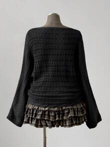 Sunspun Áo len nữ cỡ lớn phong cách Bohemian/Y2K khoét rỗng, màu trơn, tay loe, dài tay, thích hợp cho kỳ nghỉ, phù hợp cho mọi mùa, áo kiểu Gothic, áo len cổ thuyền màu đen trơn cỡ lớn, kiểu dáng thường ngày, áo len đen cỡ lớn thời trang với cổ thuyền, họa tiết gân, vai rớt, tay dài đến cổ tay và chất liệu hơi xuyên thấu. - màu đen - Xem 2