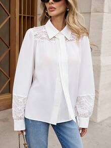 SHEIN PariChic 2025 Automne/Hiver Nouvelle Blouse en Dentelle Patchwork pour Femmes, Manches Longues Col Claudine Élégant Style Français Ajouré Cravate Cou Chemise Décontractée, Tissu Blanc Doux et Confortable, Dentelle Florale sur les Poignets, Vêtement Chic à la Française, Chemise à Col Claudine et Boutons Devant, Nouvelle Blouse Automne/Hiver, Nouveaux Vêtements Femme Automne/Hiver, Nouvelle Tenue Femme Automne/Hiver