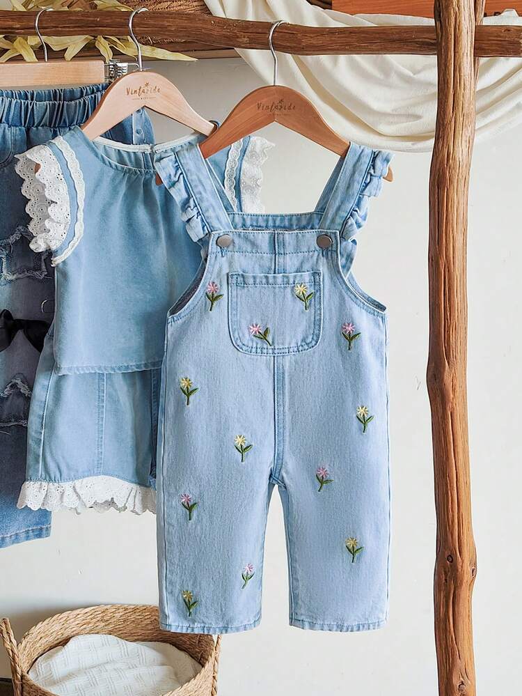 Dziewczęce spodnie jeansowe z szelkami, z kieszeniami i falbanką u dołu, z haftowanymi kwiatami, letnie - Średni jeans - Zobacz 1