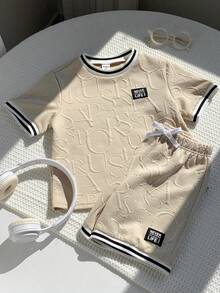 SHEIN 两件套儿童男童休闲短袖T恤和短裤套装，街头朋克摇滚学院风，适合日常穿着、派对、音乐节，春夏皆宜，白色纹理英文图案 - 杏色 - 查看 6