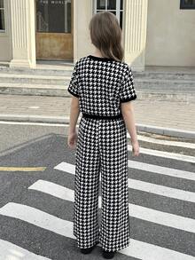 SHEIN 少女休闲优雅法式时尚千鸟格黑白撞色珍珠纽扣短袖上衣搭配黑色直筒裤两件套，日常穿着，返校季必备 - 黑與白 - 查看 3