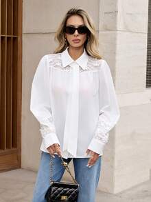 SHEIN PariChic 2025 Automne/Hiver Nouvelle Blouse en Dentelle Patchwork pour Femmes, Manches Longues Col Claudine Élégant Style Français Ajouré Cravate Cou Chemise Décontractée, Tissu Blanc Doux et Confortable, Dentelle Florale sur les Poignets, Vêtement Chic à la Française, Chemise à Col Claudine et Boutons Devant, Nouvelle Blouse Automne/Hiver, Nouveaux Vêtements Femme Automne/Hiver, Nouvelle Tenue Femme Automne/Hiver