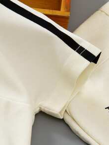 两件套幼儿Polo衫短裤套装，休闲米色，黑色条纹饰边，Polo领半拉链衬衫搭配同色斜挎包，弹性裤脚裤腿，简约时尚，适合日常穿着。 - 米色 - 查看 4